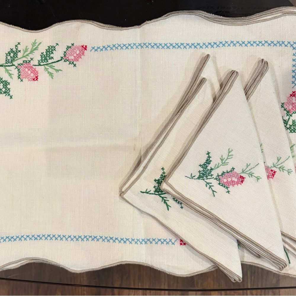 Antique Floral Embroidered placemat  and Napkin Set